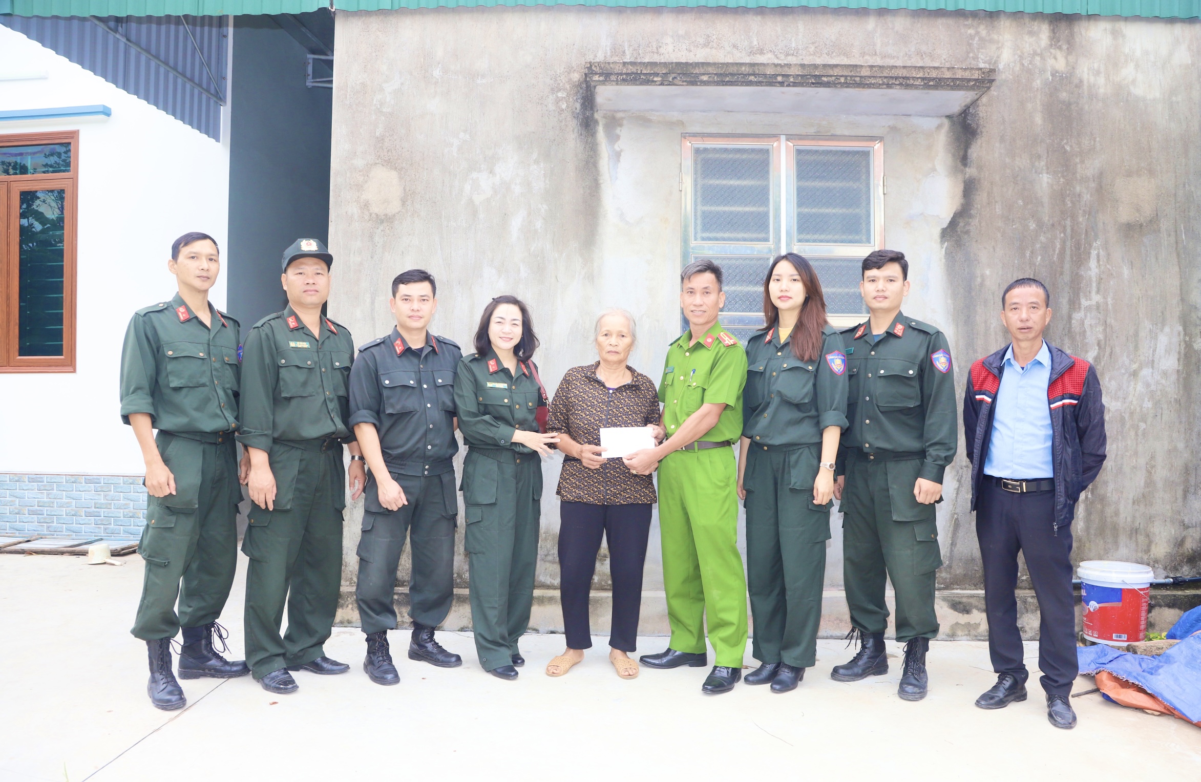 Phòng Cảnh sát cơ động – CATP thăm, tặng quà người dân có hoàn cảnh khó khăn tại xã Lai Khê